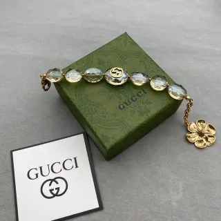 Gucci Pulsera con cuentas de cristal y colgante floral