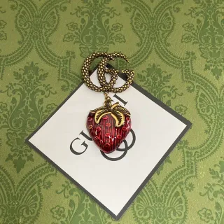 Broche Gucci inspirado en Dionysus de fresa rojo y dorado Interlocking G cadena de serpiente broche de esmalte colgante