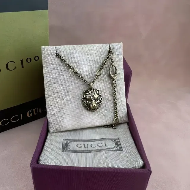 Gucci Dionysus أرجواني فضي رأس أسد مداليون قلادات إنهاء معدني ثنائي اللون وشاح 6