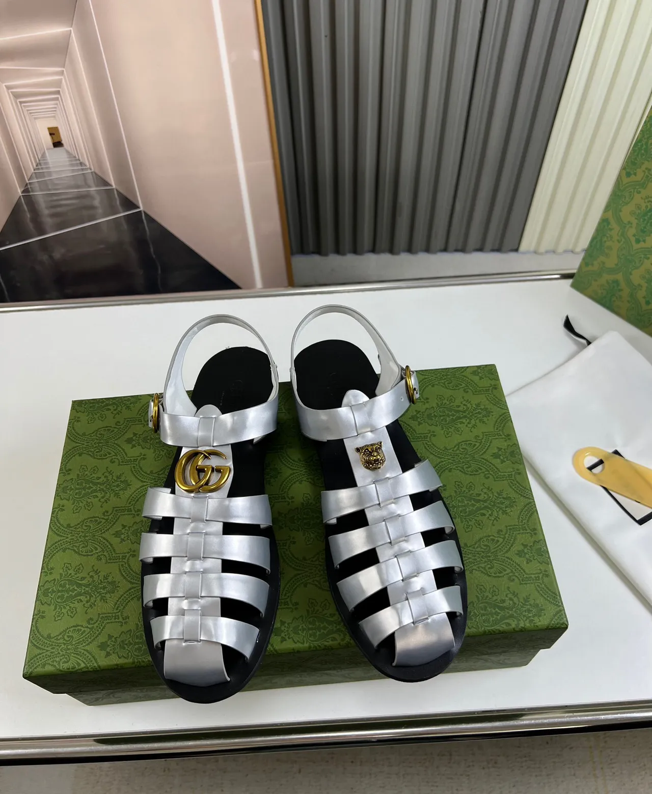 Gucci Dionysus Lanières en cuir métalliques argentées et dorées Semelle en caoutchouc noir Sandales Gladiator 2