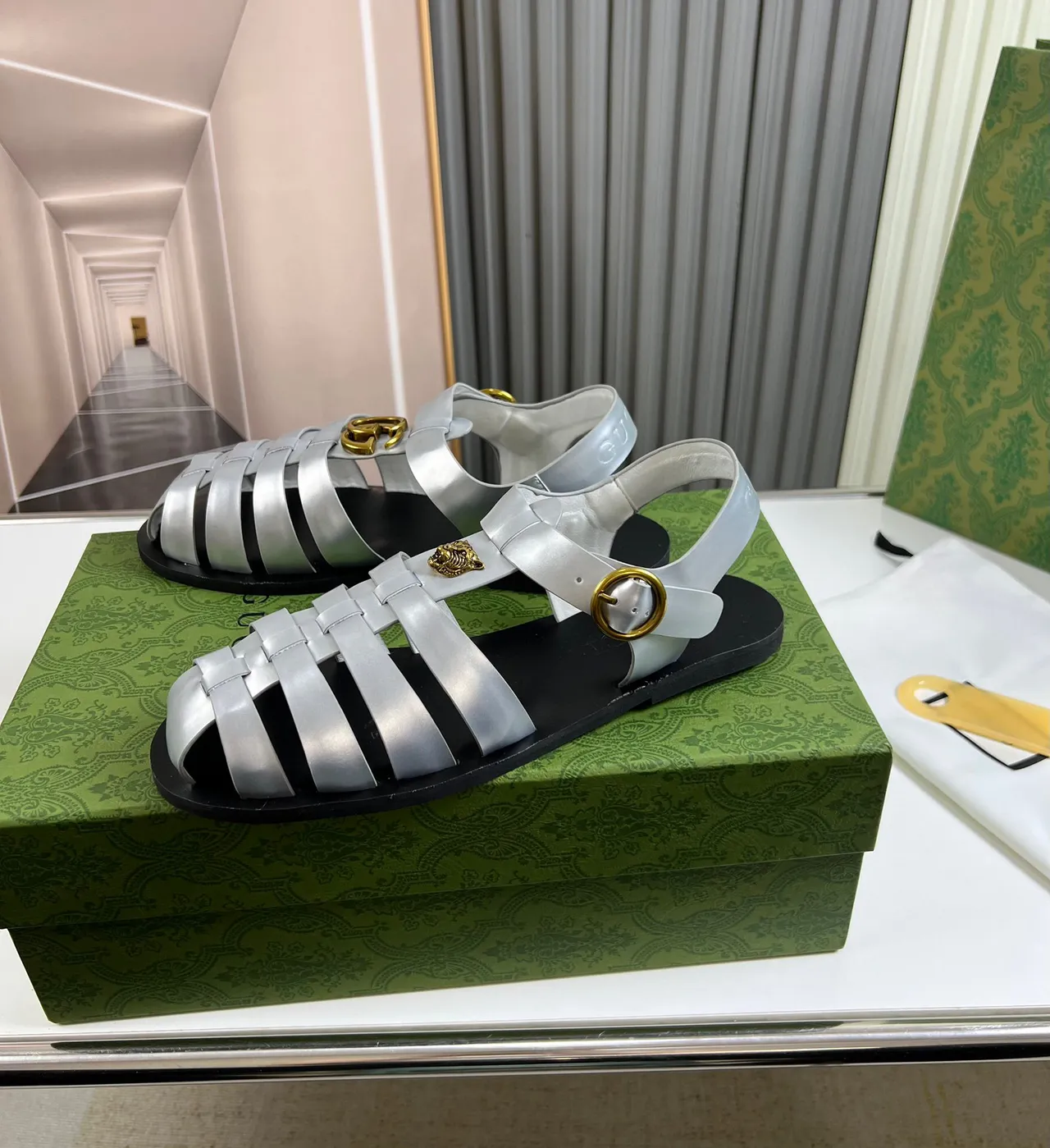 Gucci Dionysus Lanières en cuir métalliques argentées et dorées Semelle en caoutchouc noir Sandales Gladiator 3
