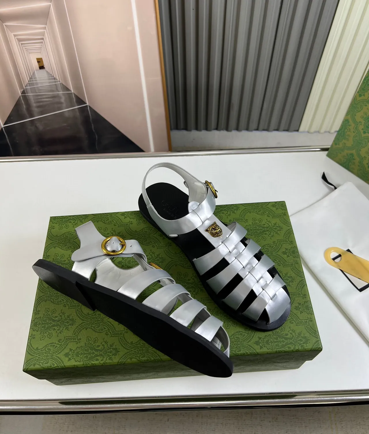 Gucci Dionysus Lanières en cuir métalliques argentées et dorées Semelle en caoutchouc noir Sandales Gladiator 6