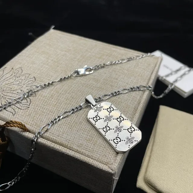 Gucci GG Marmont قلادة Dog-Tag بنقشة نحلة فضية 2