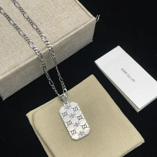 Gucci GG Marmont قلادة Dog-Tag بنقشة نحلة فضية 4