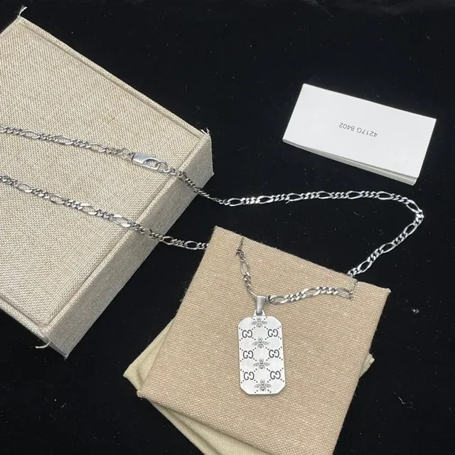 Gucci GG Marmont قلادة Dog-Tag بنقشة نحلة فضية 5