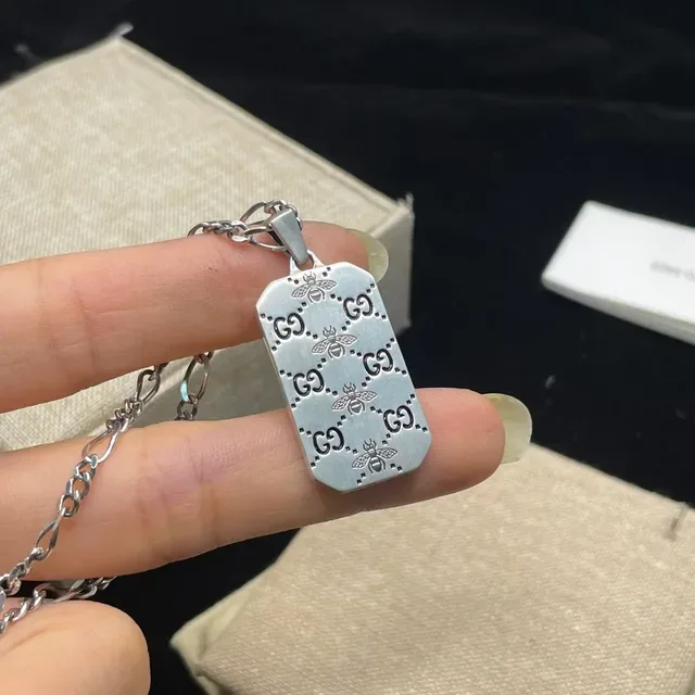 Gucci GG Marmont قلادة Dog-Tag بنقشة نحلة فضية 6