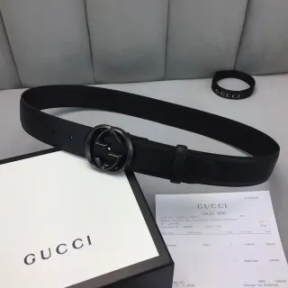 Gucci GG Marmont काले छेपे चमड़े की बेल्ट