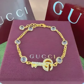 سوارة Gucci GG Marmont مفتاح الكريستال ذهبية