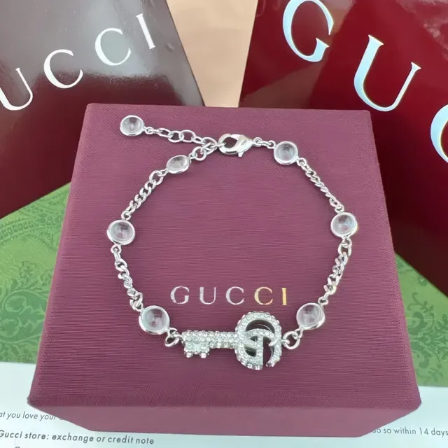 Bracelet Gucci GG Marmont avec Clé de Cristal Dorée 3