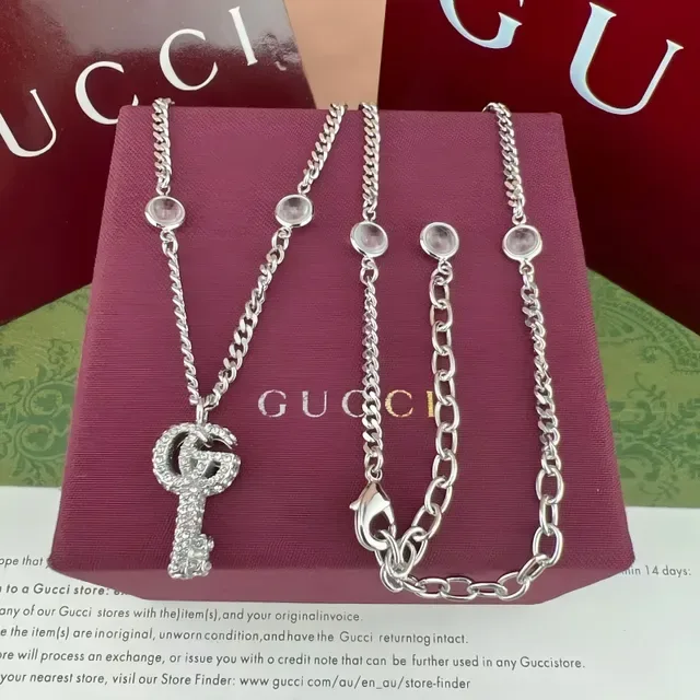 Bracelet Gucci GG Marmont avec Clé de Cristal Dorée 5