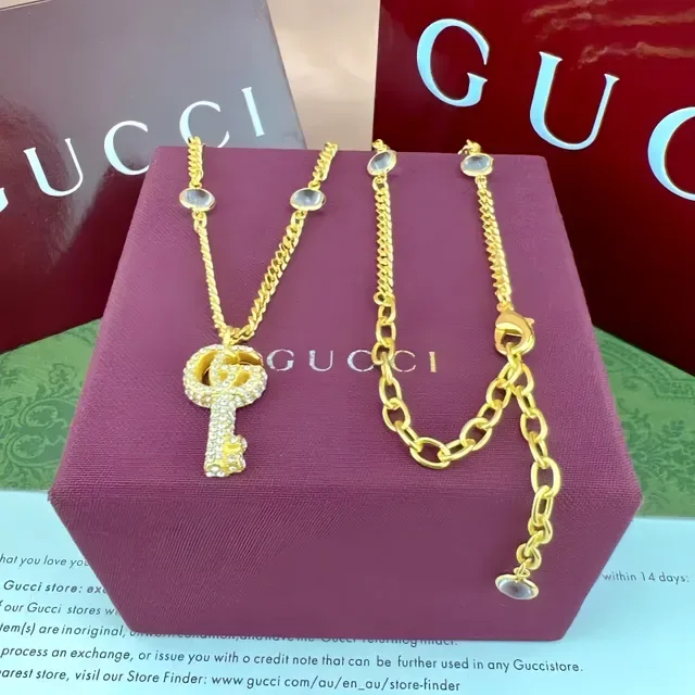 Bracelet Gucci GG Marmont avec Clé de Cristal Dorée 6