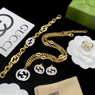 Gucci GG Marmont سلسلة ذهبية بيضاء سلسلة ريزين لوجو قلادة