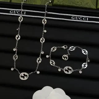 سلسلة Gucci GG Marmont فضي أبيض Interlocking G Motif Pavé Crystal Accents