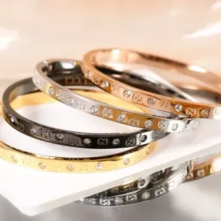 سوار Gucci ذهب وفضة Interlocking GG Logo Pave Crystal Accents