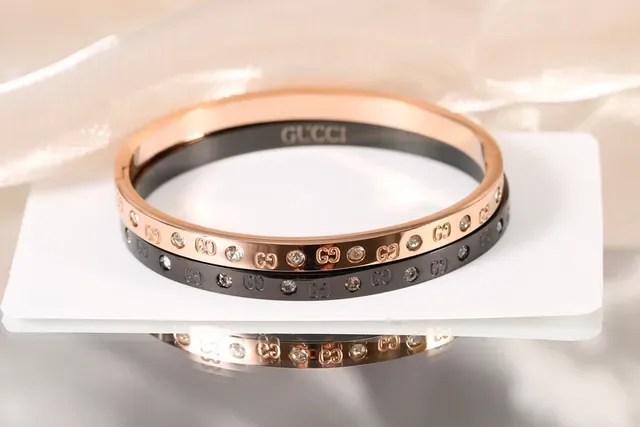 Bracelet Gucci Or et Argent Interlocking GG Logo Pave Crystal Accents 4