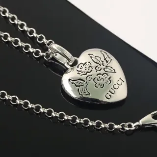 Collier en argent Gucci avec pendentif cœur gravé floral papillon