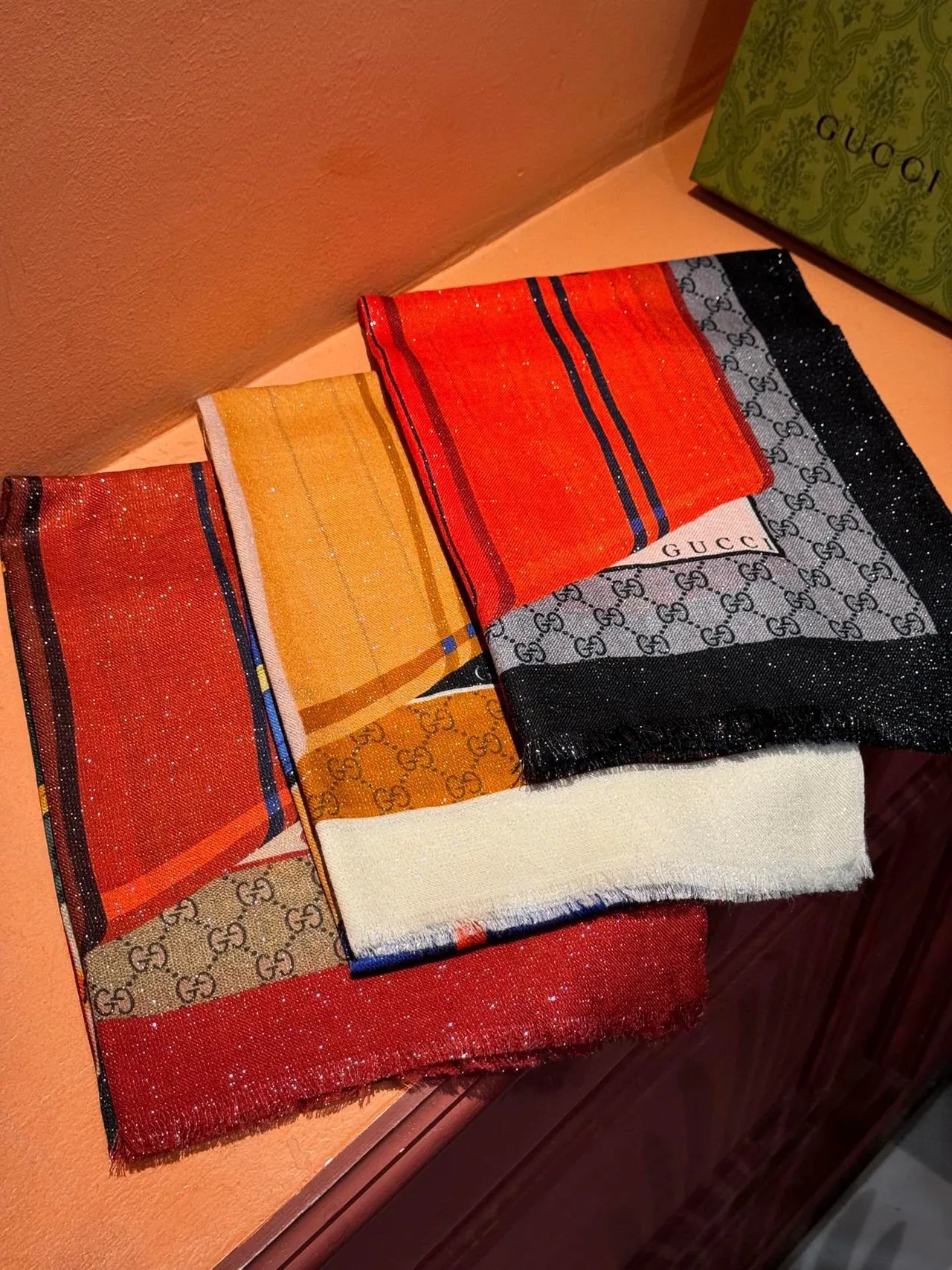 Gucci lenço de seda marrom e azul com estampado de mala 5