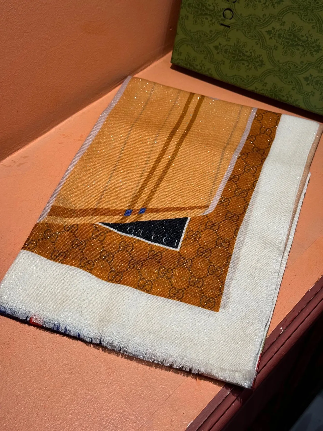 Gucci lenço de seda marrom e azul com estampado de mala 6