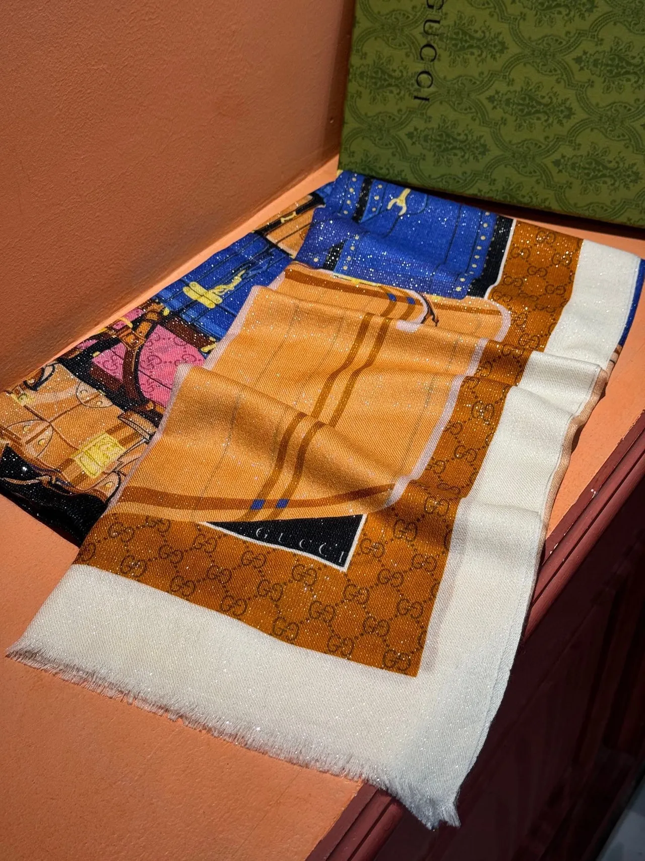 Gucci lenço de seda marrom e azul com estampado de mala 7