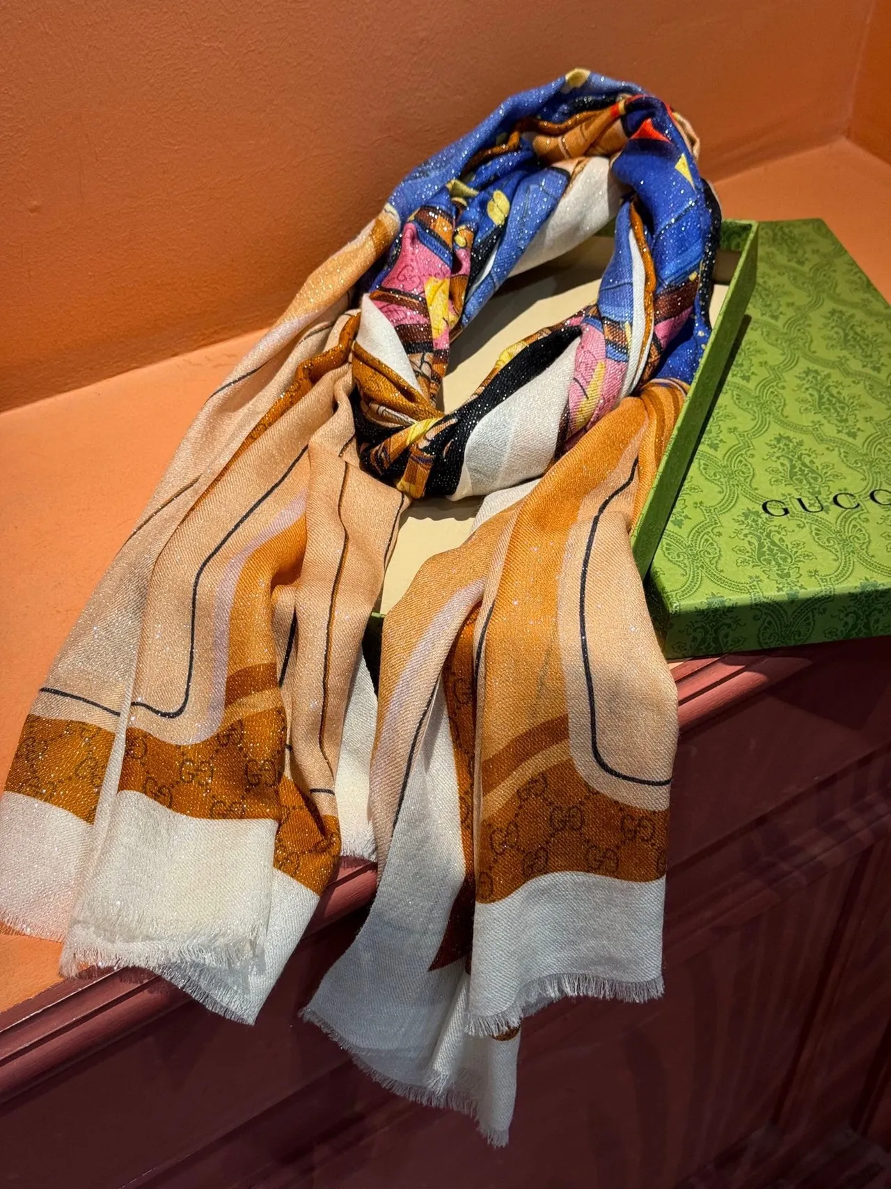 Gucci lenço de seda marrom e azul com estampado de mala 8