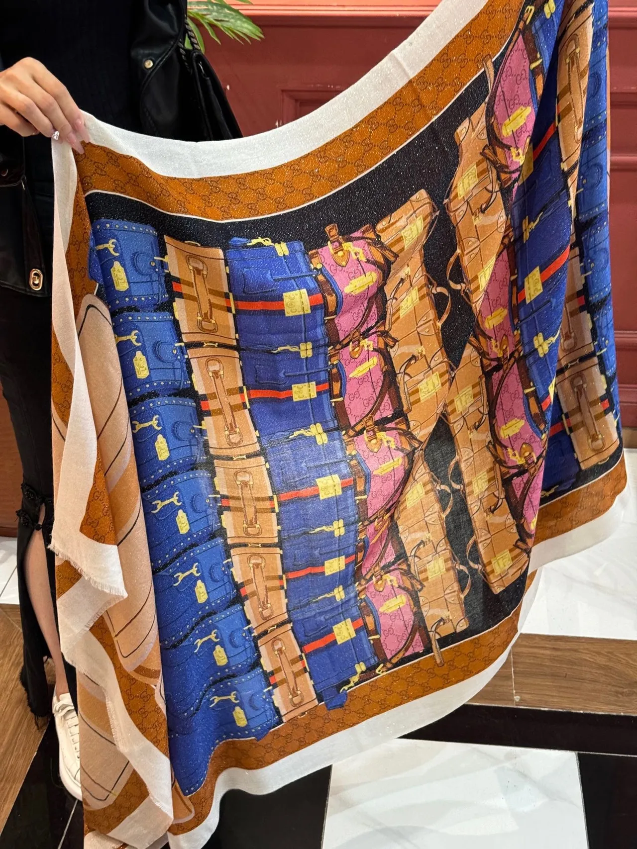 Gucci lenço de seda marrom e azul com estampado de mala 9