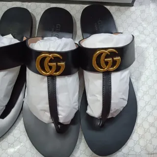 Gucci Marmont Slide काला चमड़ा सोने का बकल स्लिपर्स