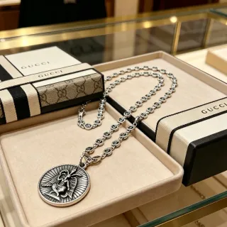 Gucci Pendentif Médaillon Argenté Beige Collier