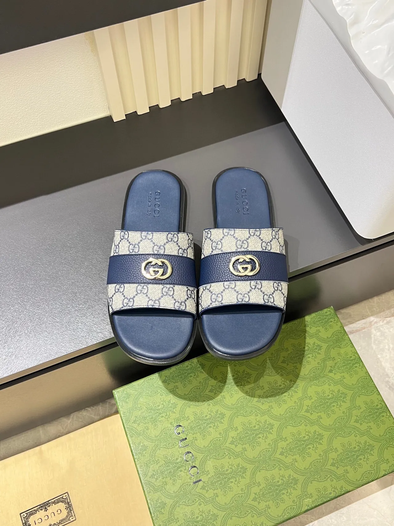Gucci azul marino beige GG Monogram Canvas Leather Trim Slippers 2