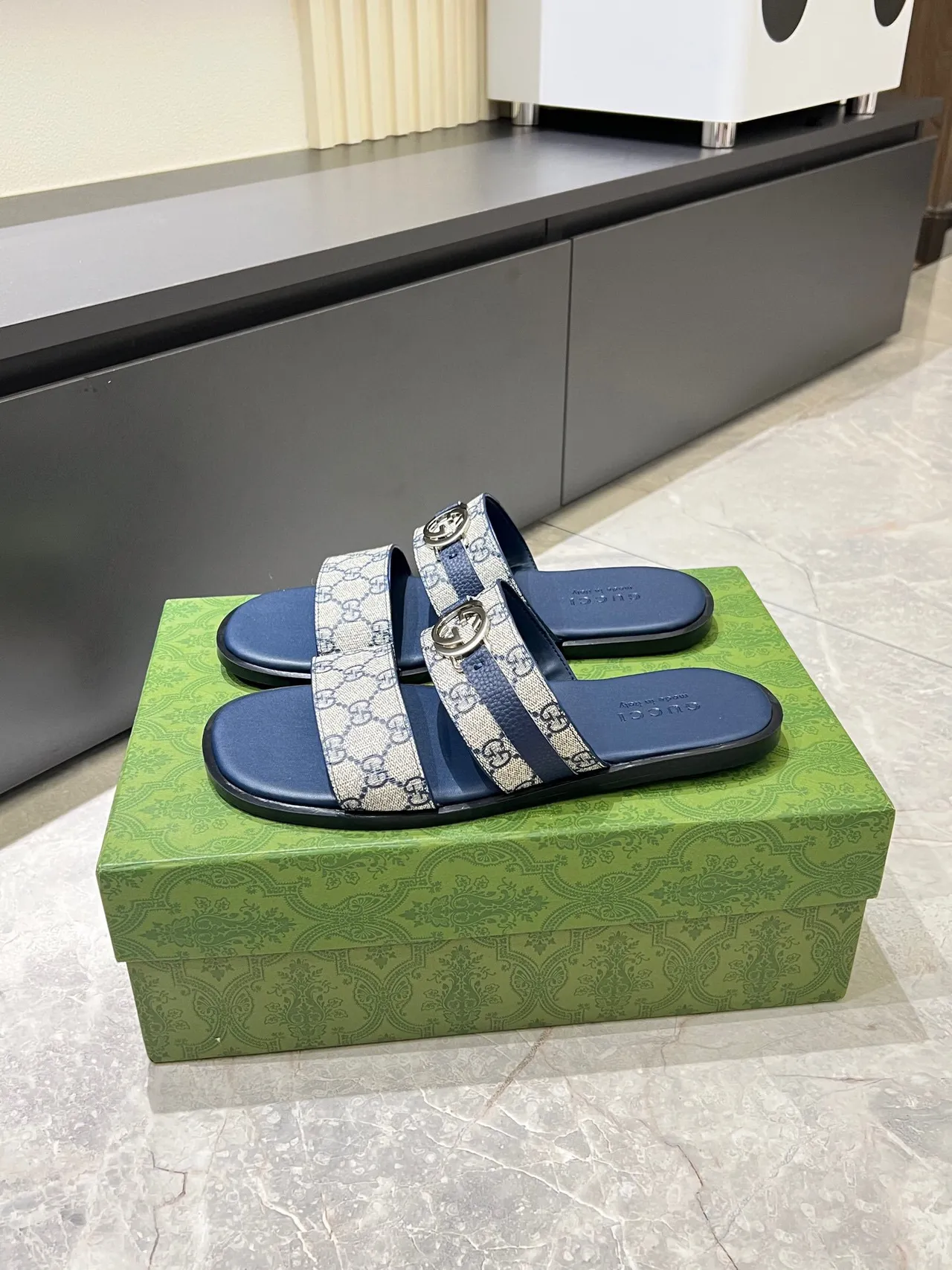 Gucci azul marino beige GG Monogram Canvas Leather Trim Slippers 4