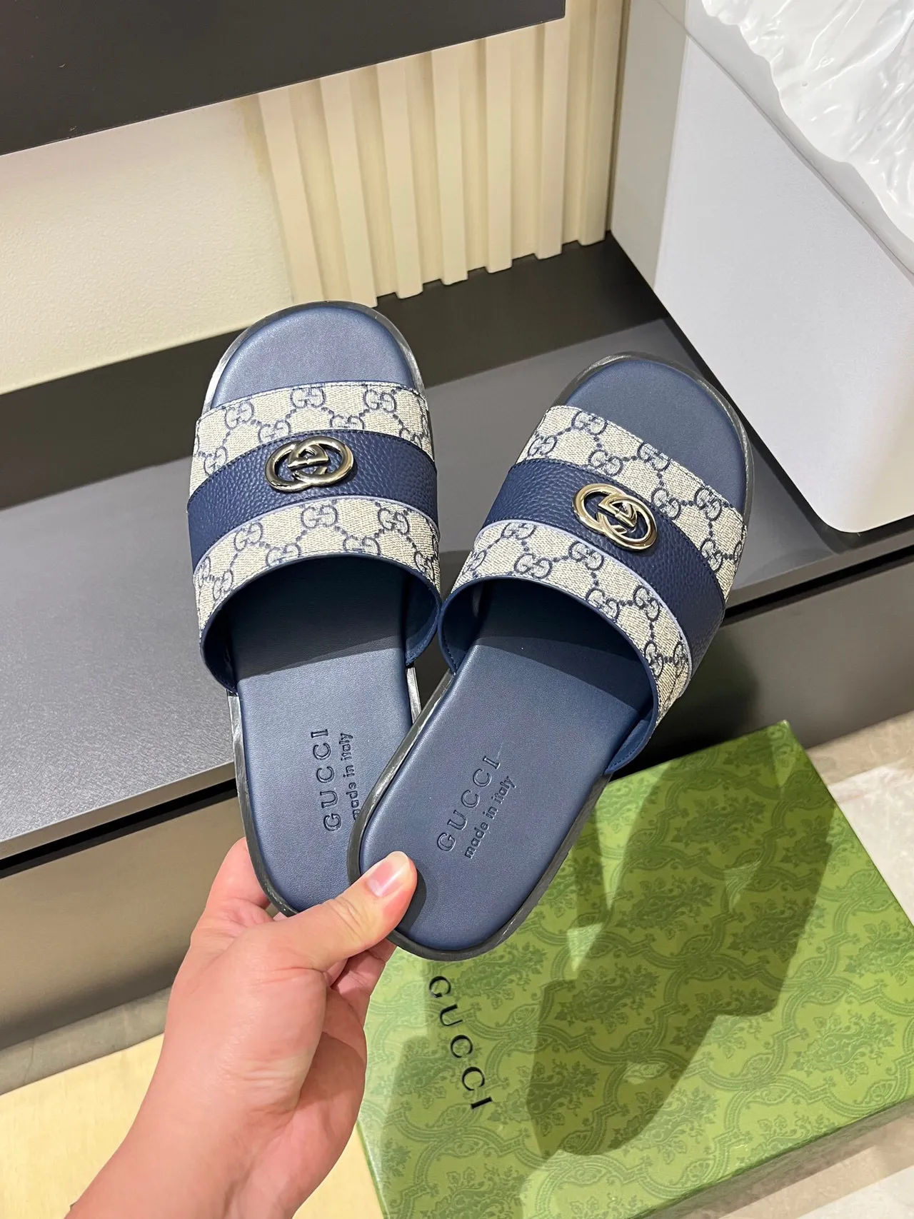 Gucci azul marino beige GG Monogram Canvas Leather Trim Slippers 7