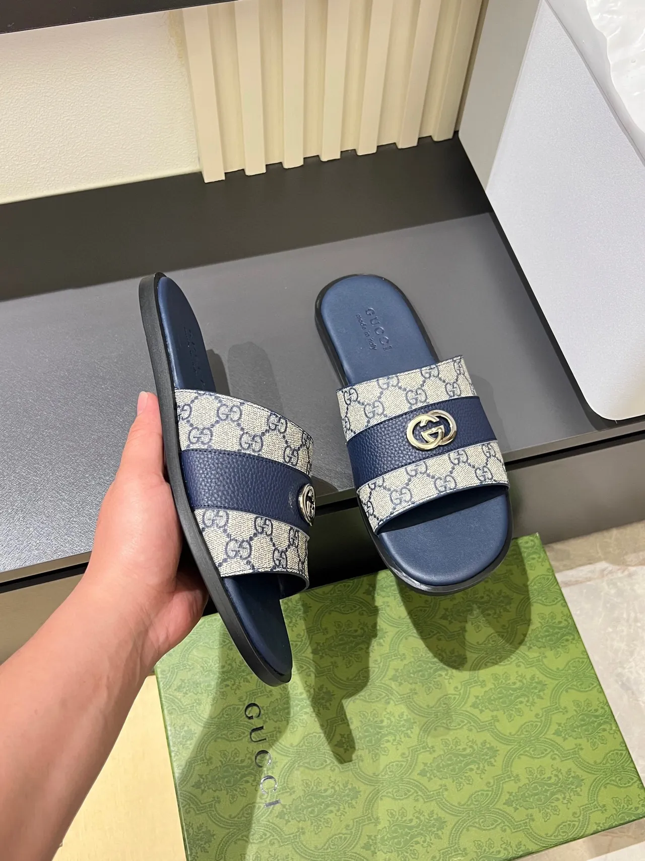 Gucci azul marino beige GG Monogram Canvas Leather Trim Slippers 8