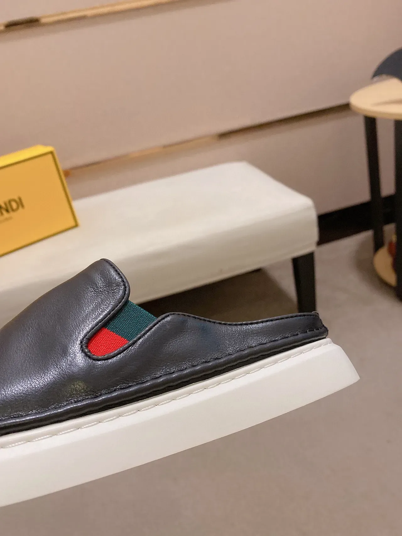 Gucci Princetown mocassins en cuir noir avec détail web 4