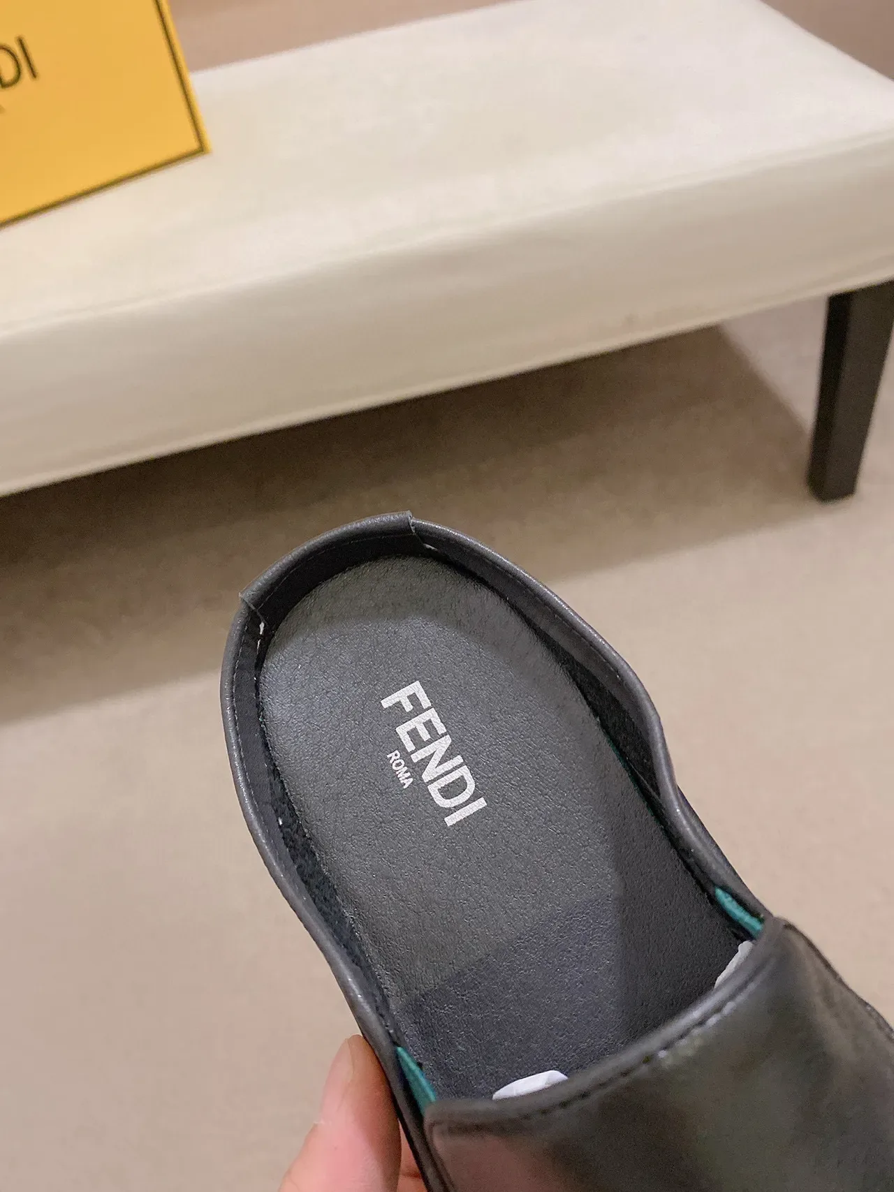 Gucci Princetown mocassins en cuir noir avec détail web 5