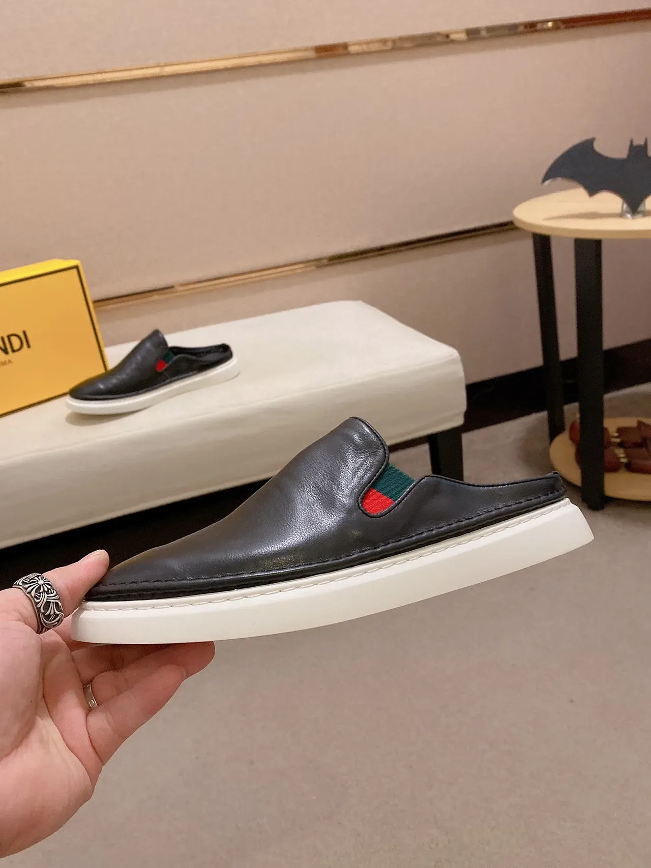 Gucci Princetown mocassins en cuir noir avec détail web 8