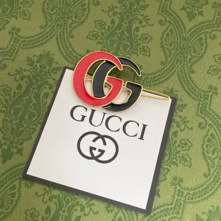 Gucci লাল কালো এনামেল interlocking G লোগো ব্রোচ