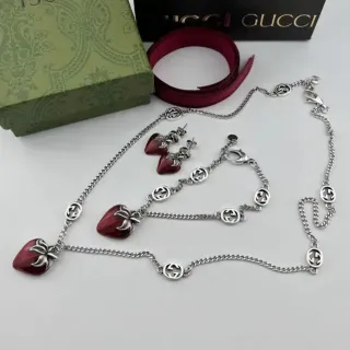 قلادة Gucci مع تعليقات فراولة إيمل أحمر فضي Interlocking G Logo سلسلة