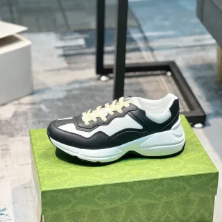 Gucci Rhyton سنيكرز جلد أسود وأبيض كبير