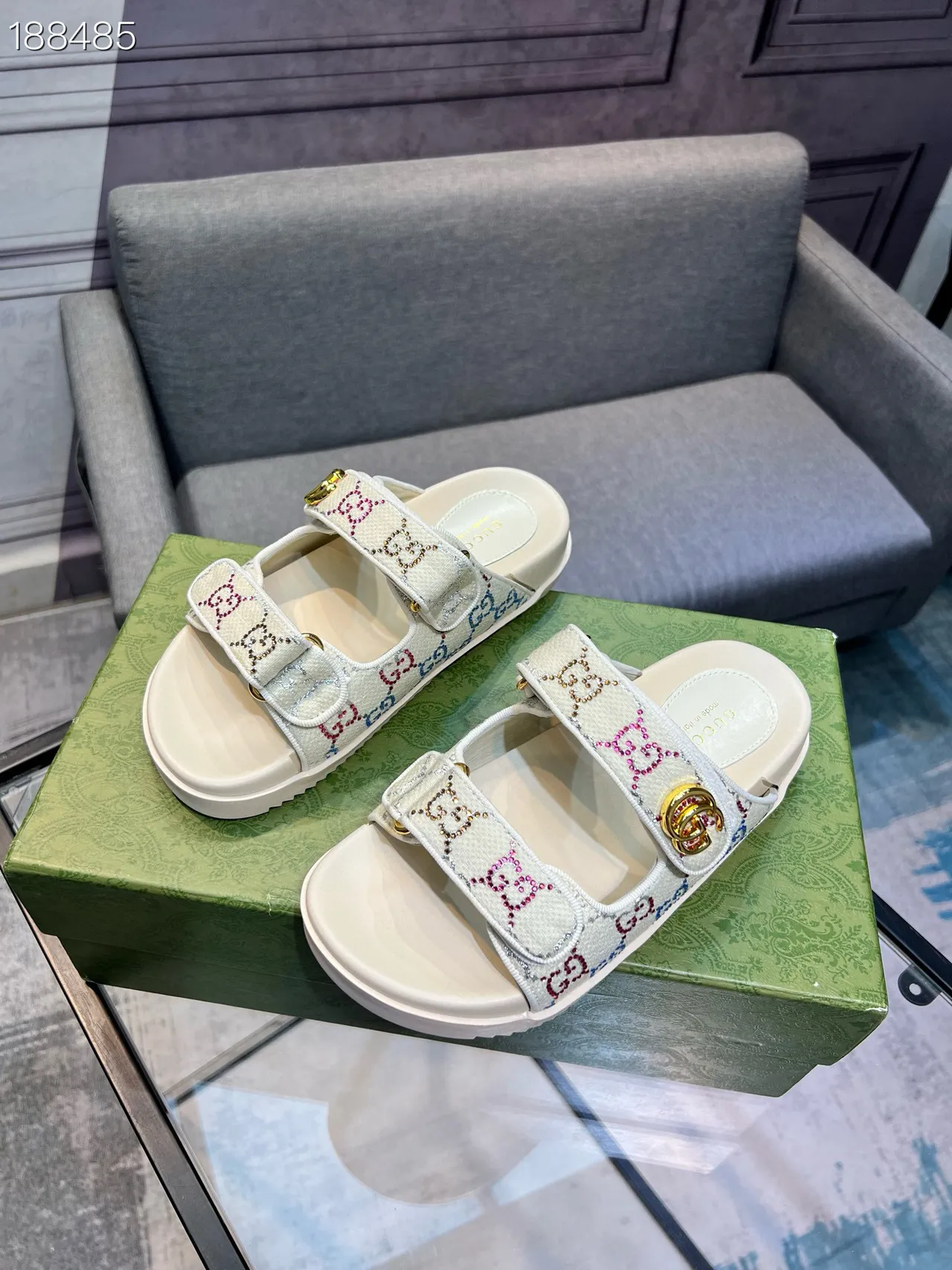 Gucci Screener Beige sandales casual multicolores ornées de cristaux, sangle GG tressée, boucle double G, hardware 1