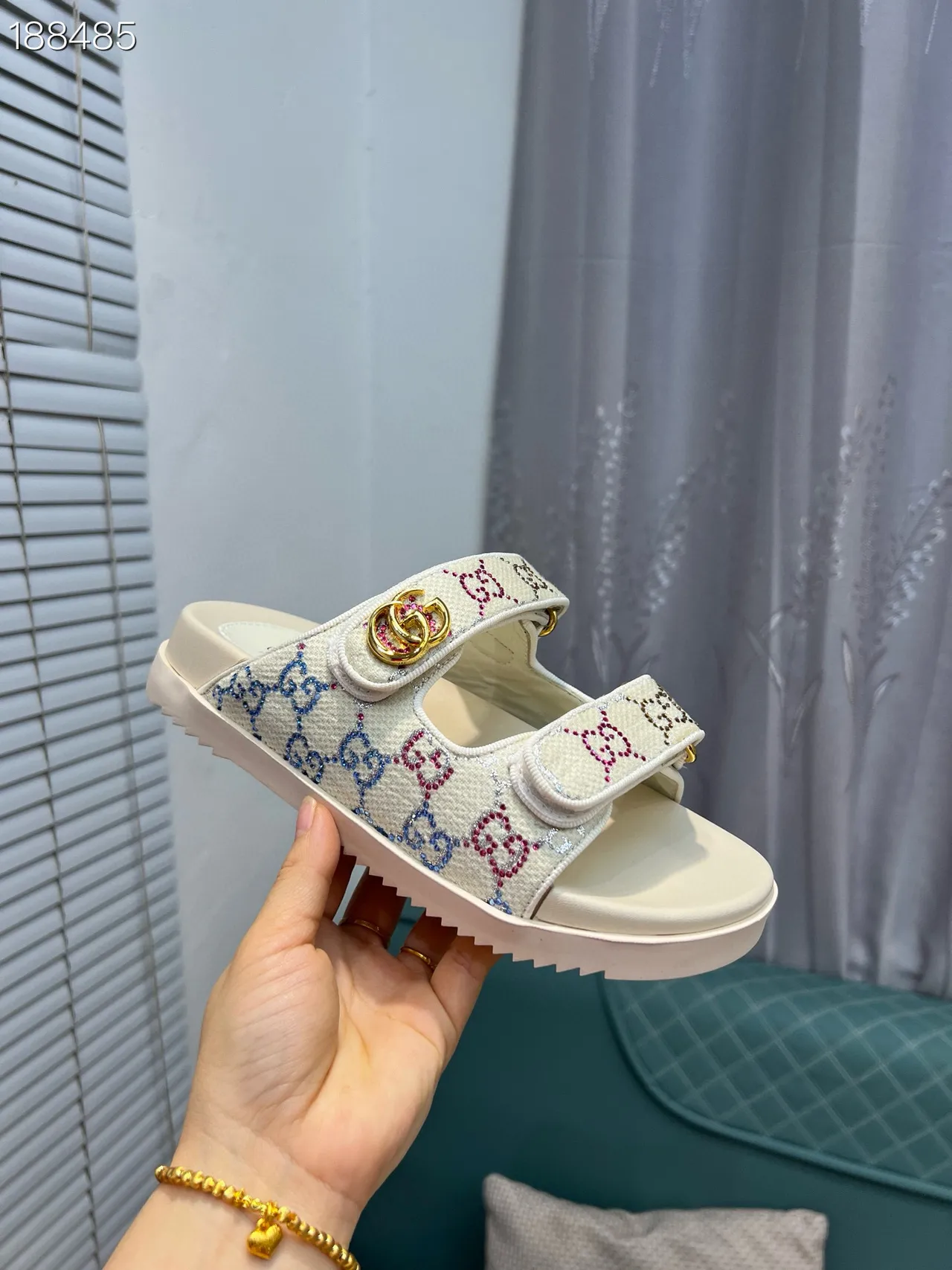 Gucci Screener Beige sandales casual multicolores ornées de cristaux, sangle GG tressée, boucle double G, hardware 6