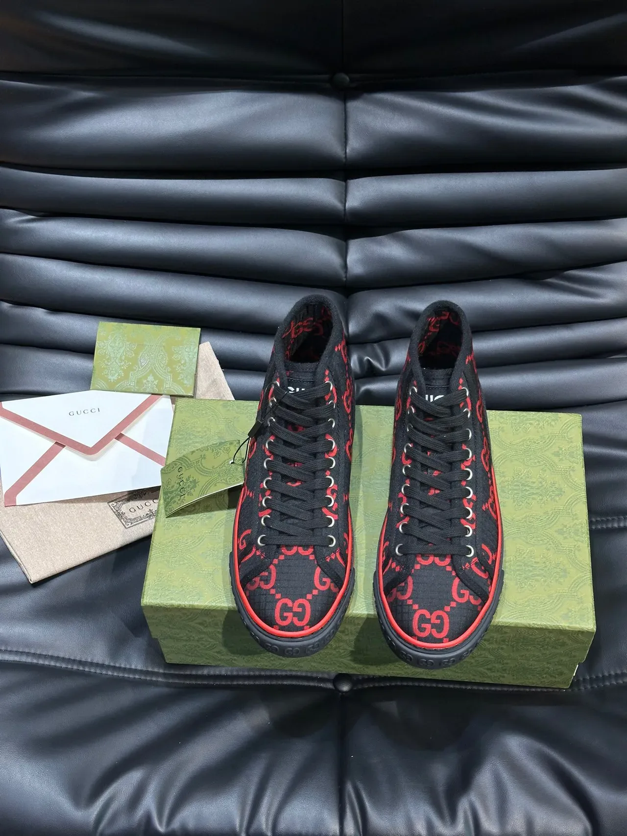 Gucci Screener Tênis Preto e Vermelho GG Monogram Estilo de Vida 2