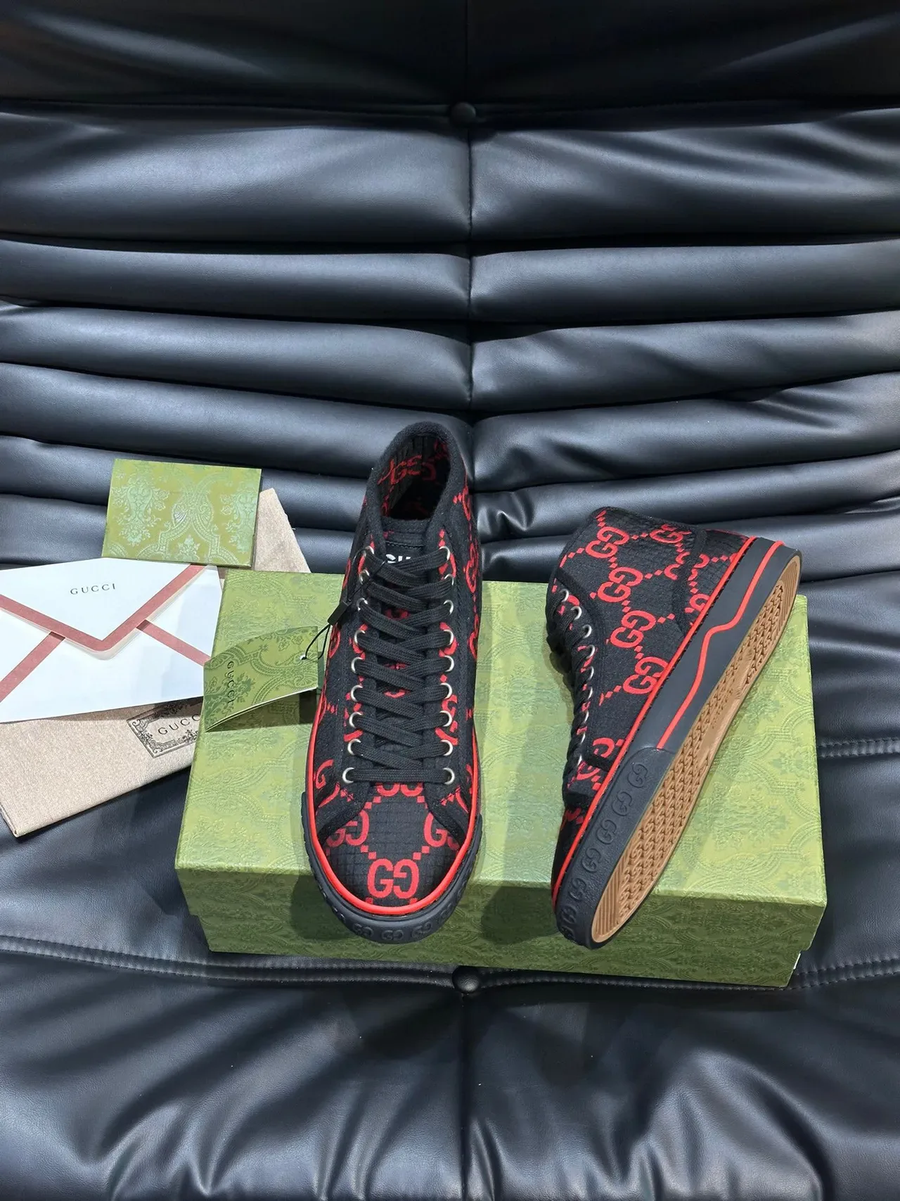 Gucci Screener Tênis Preto e Vermelho GG Monogram Estilo de Vida 3