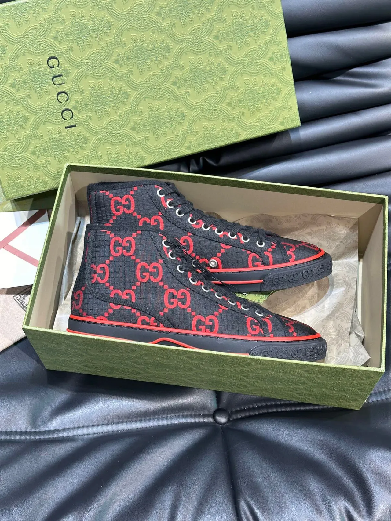 Gucci Screener Tênis Preto e Vermelho GG Monogram Estilo de Vida 4