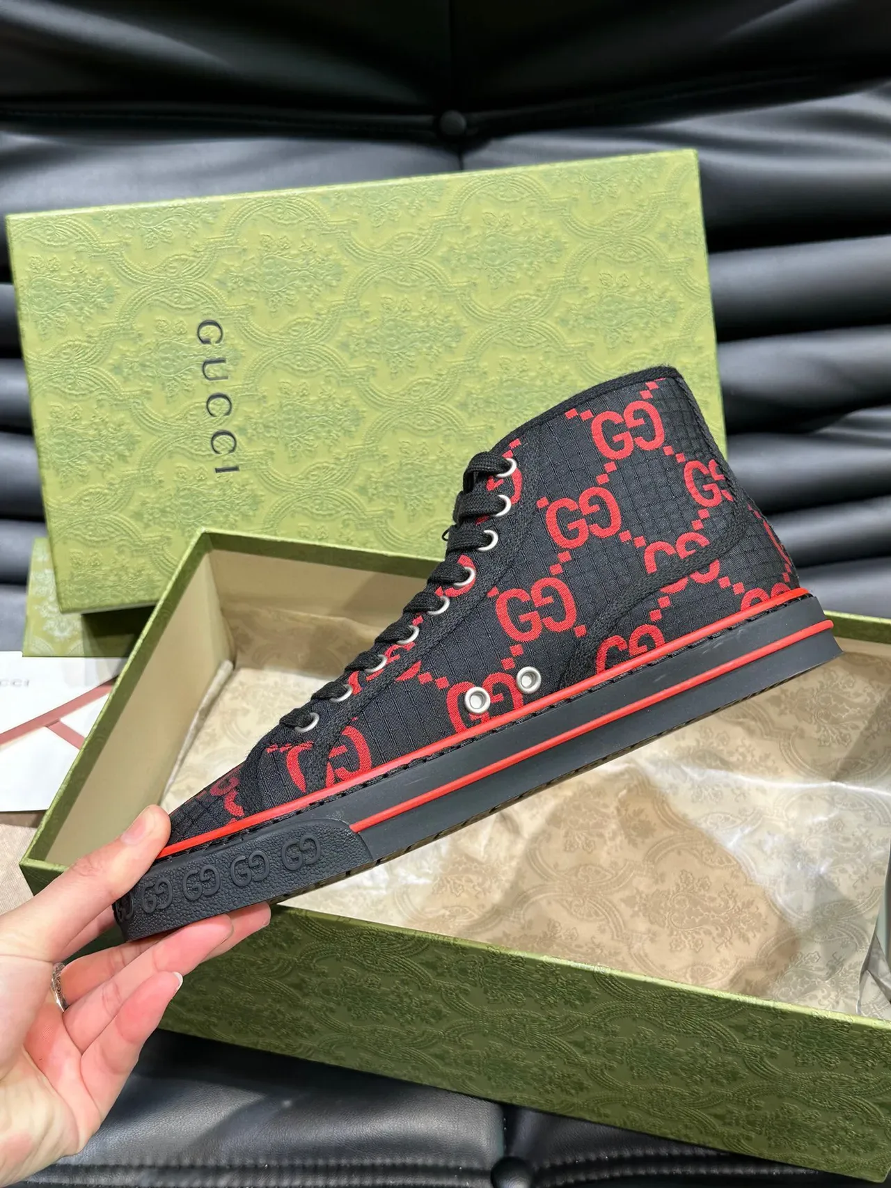 Gucci Screener Tênis Preto e Vermelho GG Monogram Estilo de Vida 5
