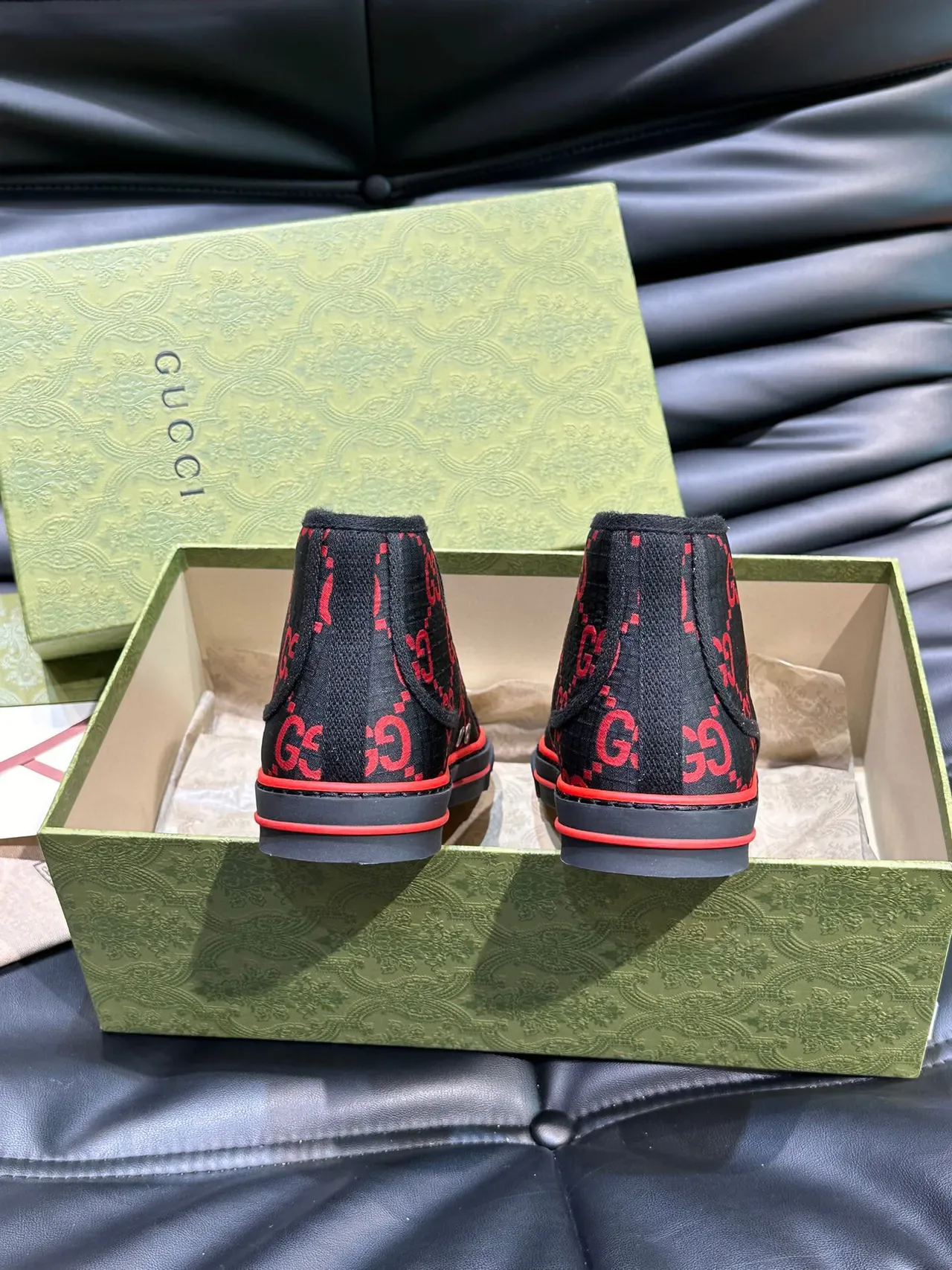 Gucci Screener Tênis Preto e Vermelho GG Monogram Estilo de Vida 6