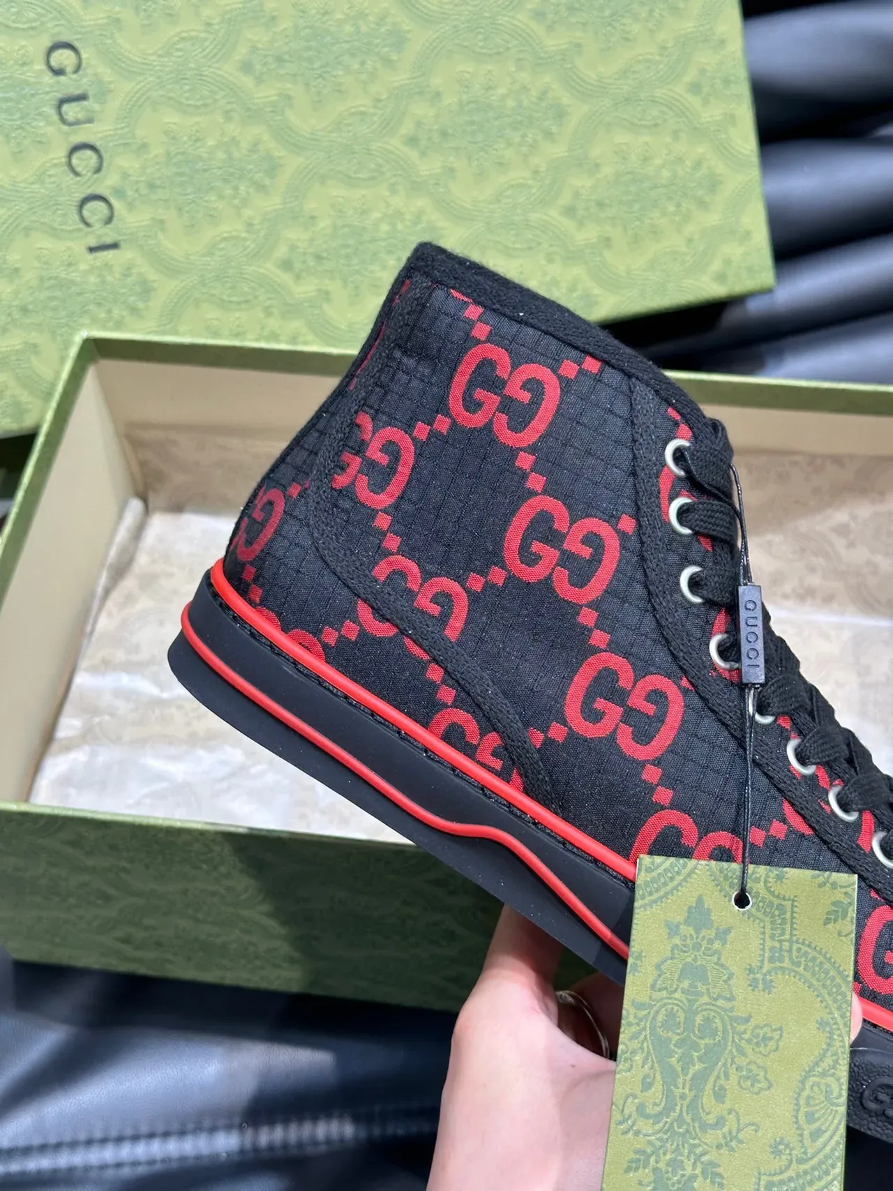 Gucci Screener Tênis Preto e Vermelho GG Monogram Estilo de Vida 7