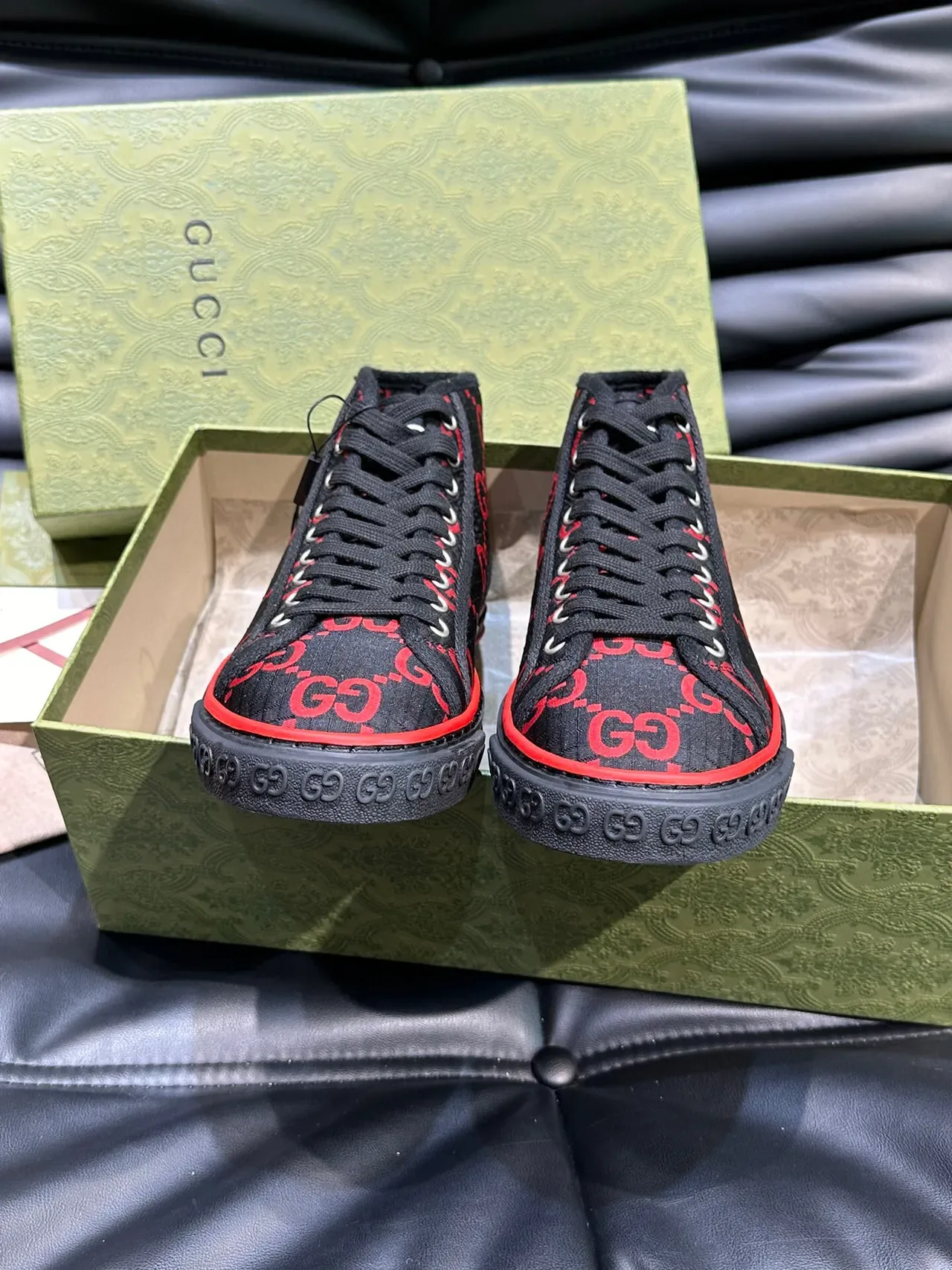 Gucci Screener Tênis Preto e Vermelho GG Monogram Estilo de Vida 8