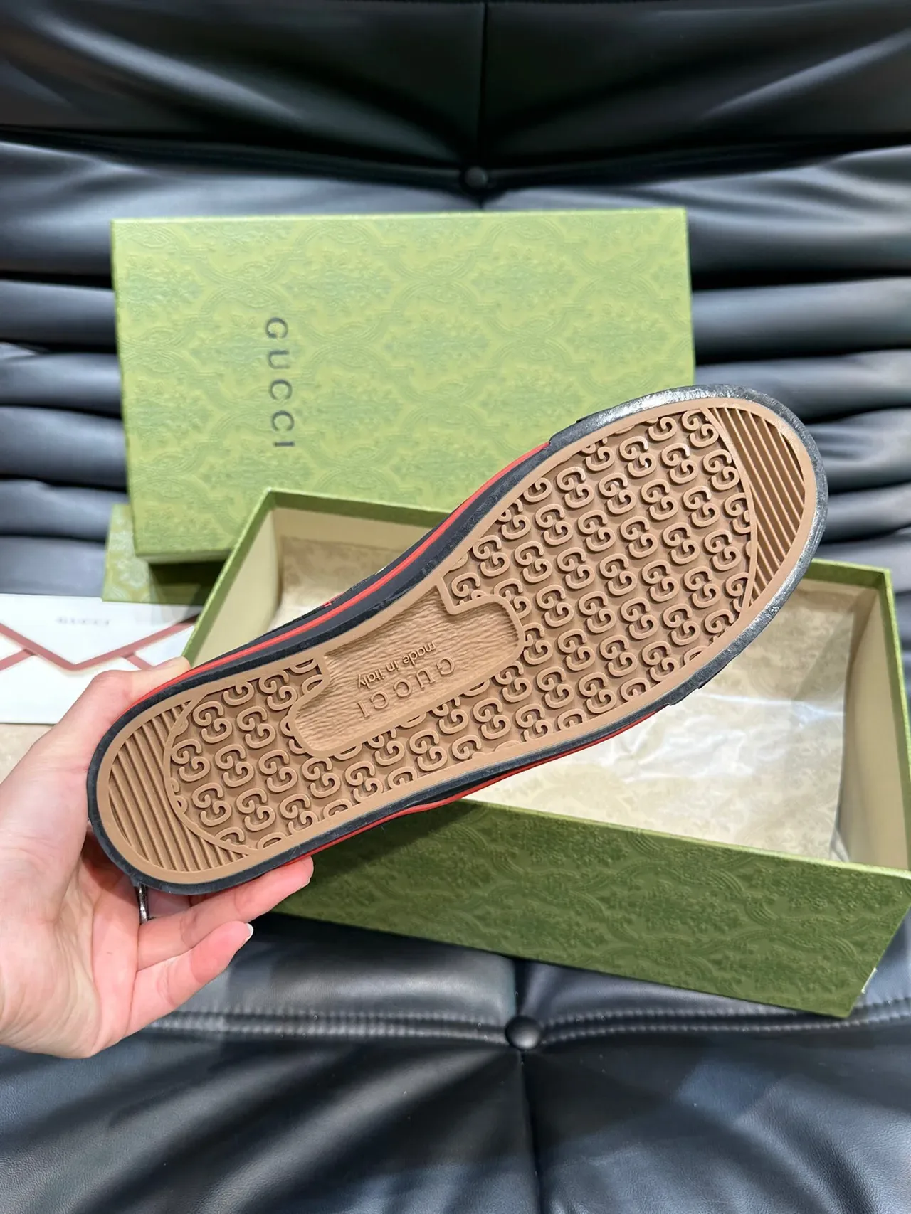 Gucci Screener Tênis Preto e Vermelho GG Monogram Estilo de Vida 9