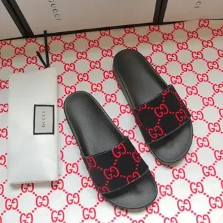 Gucci Screener काला और लाल GG Monogram स्लिपर्स