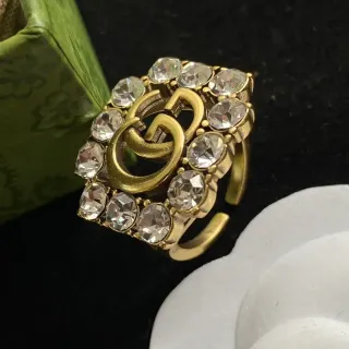 Anillo Gucci Screener Interlocking G Incrustado en Cristales Tono Dorado