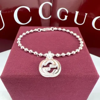 Gucci Pulseira Corrente de Bolas Prateada Burdeos Interlocking G com Pingente